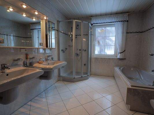 Badezimmer mit Dusche und Badewanne im Erdgeschoss