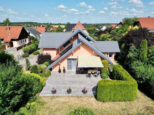 Hausansicht mit Terrasse