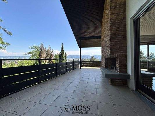 Terrasse mit Aussenkamin im OG