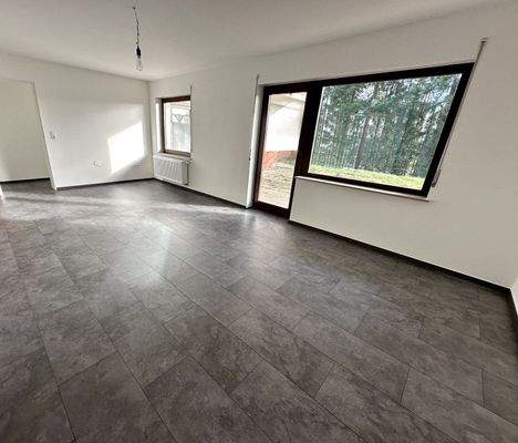 Lichtdurchfluteter Wohn(t)raum mit Waldblick - Moderne Wohnkomfort auf höchstem Niveau!