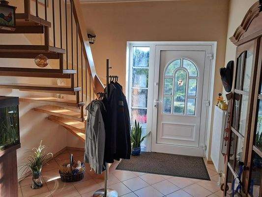 Eingangsbereich mit schöner Holztreppe