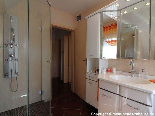 Bild 16 Bad Dachgeschoss Ansicht 2