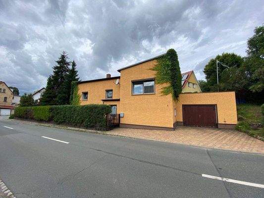 Straßenansicht mit seitlicher Garage.jpg