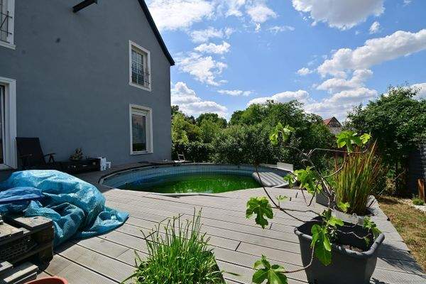 Poolanlage mit Liegefläche