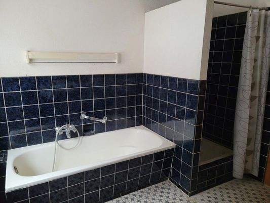 ... mit Wanne und Dusche