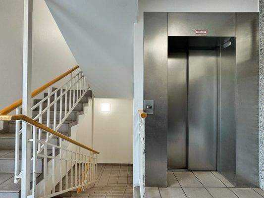 Aufzug_Treppenhaus