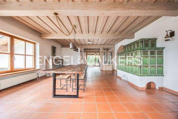 Offener und heller Wohn- und Essbereich mit Kachelofen