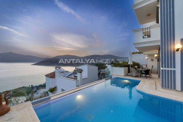 House with Pool Close to Beach in Kalkan