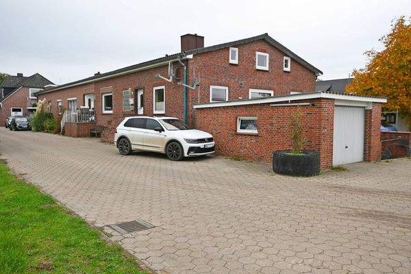 hinterer Gebäudeteil mit einer der Garagen