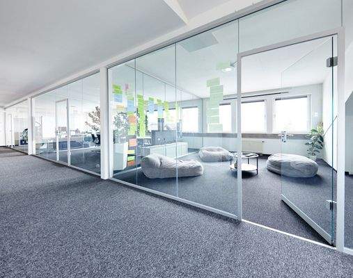 Flur u. Besprechungsräume links_2 (2).jpg