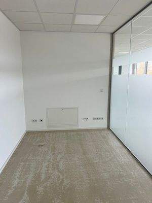 Einzelbüro neben Hauptraum