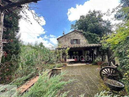 Wohnhaus mit Terrasse