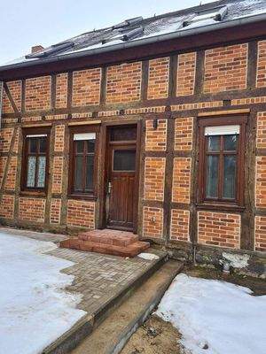 hofseitiger Eingang mit Terrasse