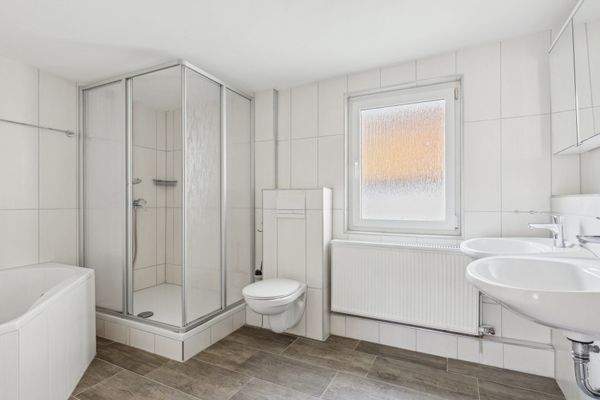 Hauptbad mit Wanne+ Dusche  OG