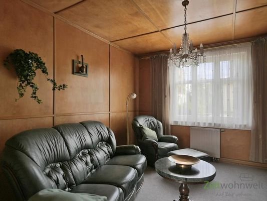 Sofa und Sessel im Wohnzimmer