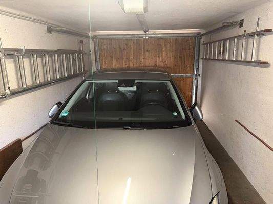 Garage mit elektrischen Tor