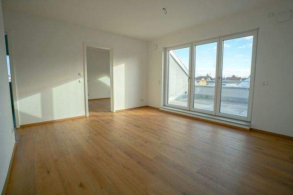 helles Wohnzimmer mit Blick auf die Loggia