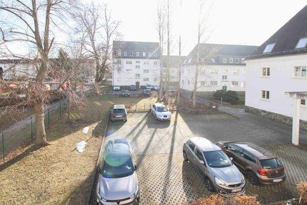 Blick vom Balkon auf Parkplatz