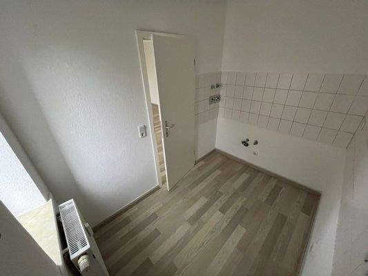 Leere Küche mit Fliesenwand