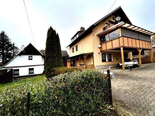 Wohnhaus mit Nebenhaus und Scheune