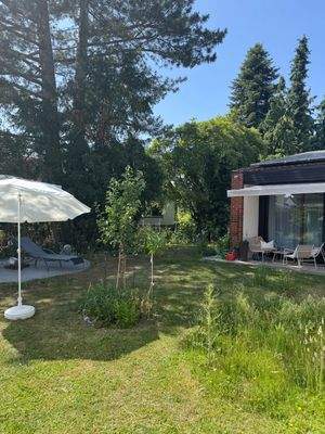 Garten mit Sicht aufs Haus.jpg