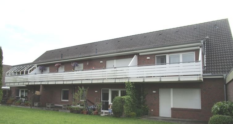 13. Blick auf die Westseite des Mehrfamilienhauses