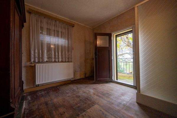 Raum mit Zugang zum Balkon