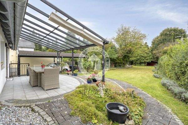 Der herrliche Blick von der Terrasse in den Garten 