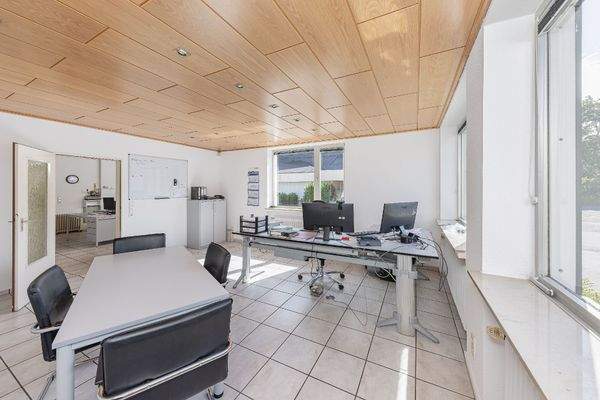 lichtdurchflutetes Büro