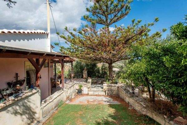 Kreta, Athanati: Kleines Haus mit großem Garten zu verkaufen