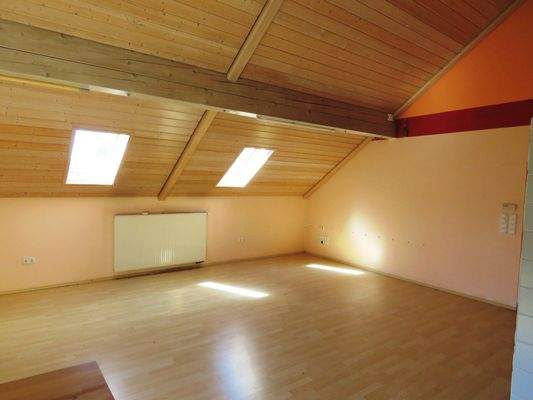 Blick von der Küche ins Wohnzimmer   