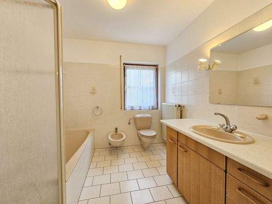 Tageslichtbad mit Dusche und Wanne