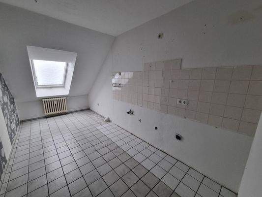 Leere Küche mit Dachfenster