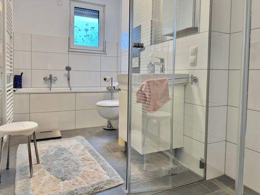 Bad mit Wanne und ebenerdiger Dusche