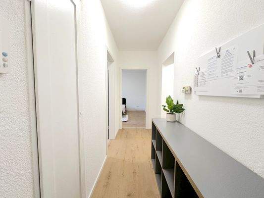 Heller Flur mit Möbeln
