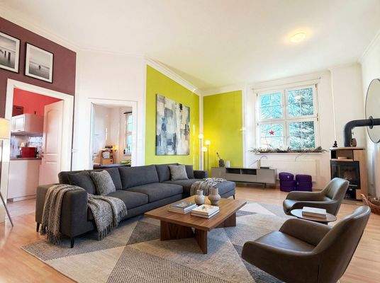 Raum mit großzügiger Deckenhöhe