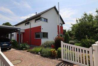 Großzügiger Eingangsbreich mit Carport