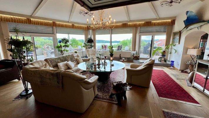 Exklusives Wohnzimmer mit fantastischem Seeblick 