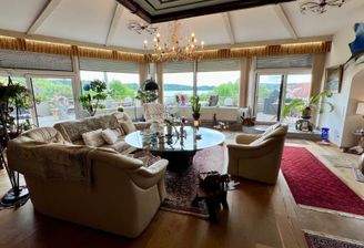 Exklusives Wohnzimmer mit fantastischem Seeblick 