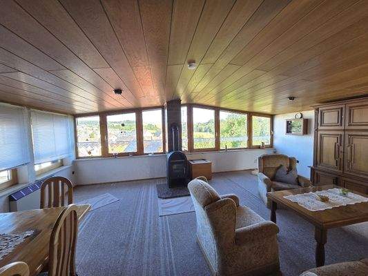 Großzügiger Wohnbereich mit tollem Ausblick OG