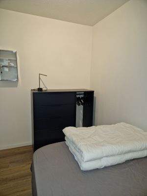 Schlafraum mit Fenster u. Schiebetür