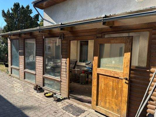 Überdachte Terrasse an der Eingangstür