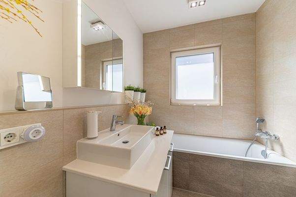 Vollbad mit separater Dusche