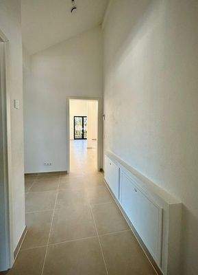 Eingangsbereich mit Schrankzimmer/ Ankleide