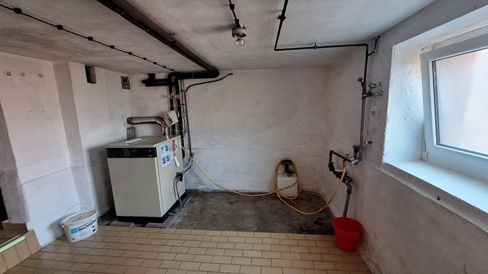 Kellerraum, Heizung 5840.jpg
