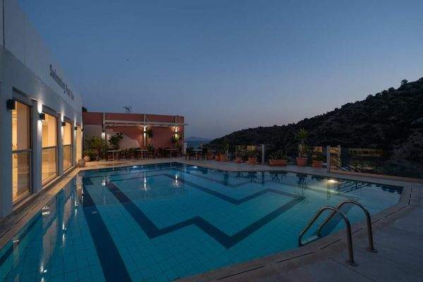 Kreta, Agia Galini: Hotel mit 29 Zimmern zu verkaufen