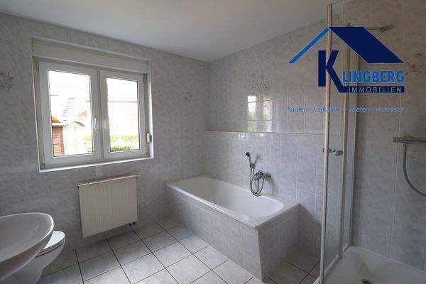 Tageslichtbad mit Dusche und Wanne