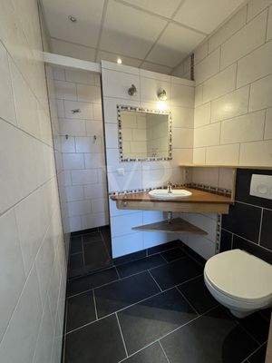 Eines der Duschbäder