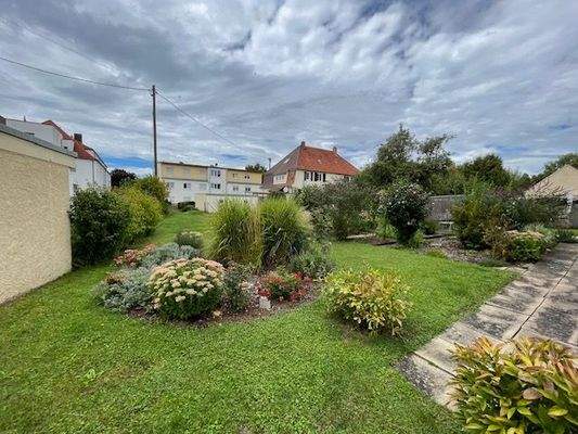 Garten m. Terrasse u. Beeten