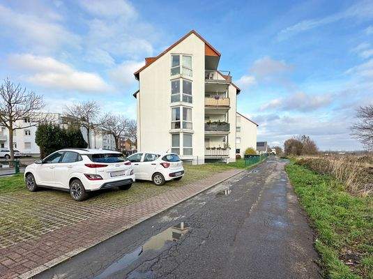 Außenansicht und Stellplätze